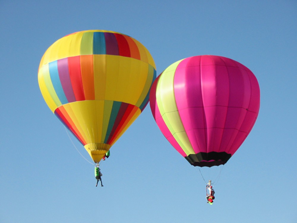 People have seen monarchs while floating high above the ground. 