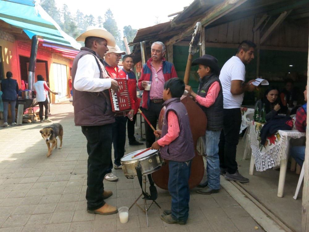 Once at the bottom of the Sanctuary, the restaurant and souvenirs area is full of life, typical Mexican music, colors and foods.