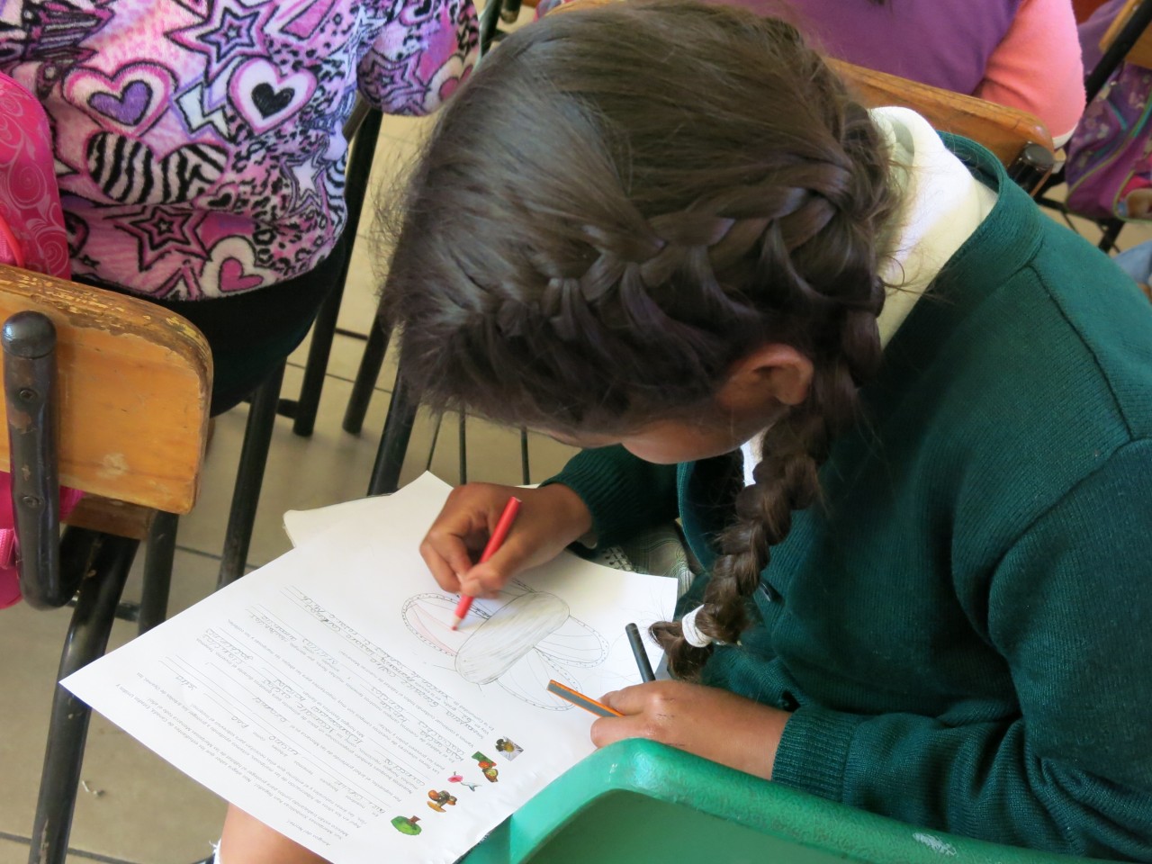 Each students takes great care to write a letter to their new friends in the US and Canada. In each letter the students draw a picture.